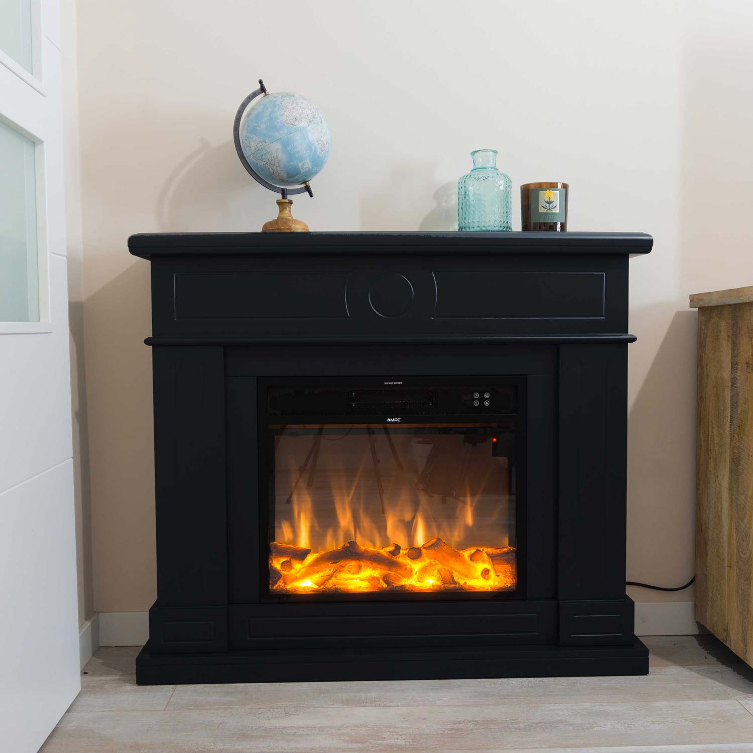 CAMINO-LIPARI-NERO-ambientata - SINED | Pool Showers | Garden Chaise Lounge | Electric Fireplaces | Infrared Heaters