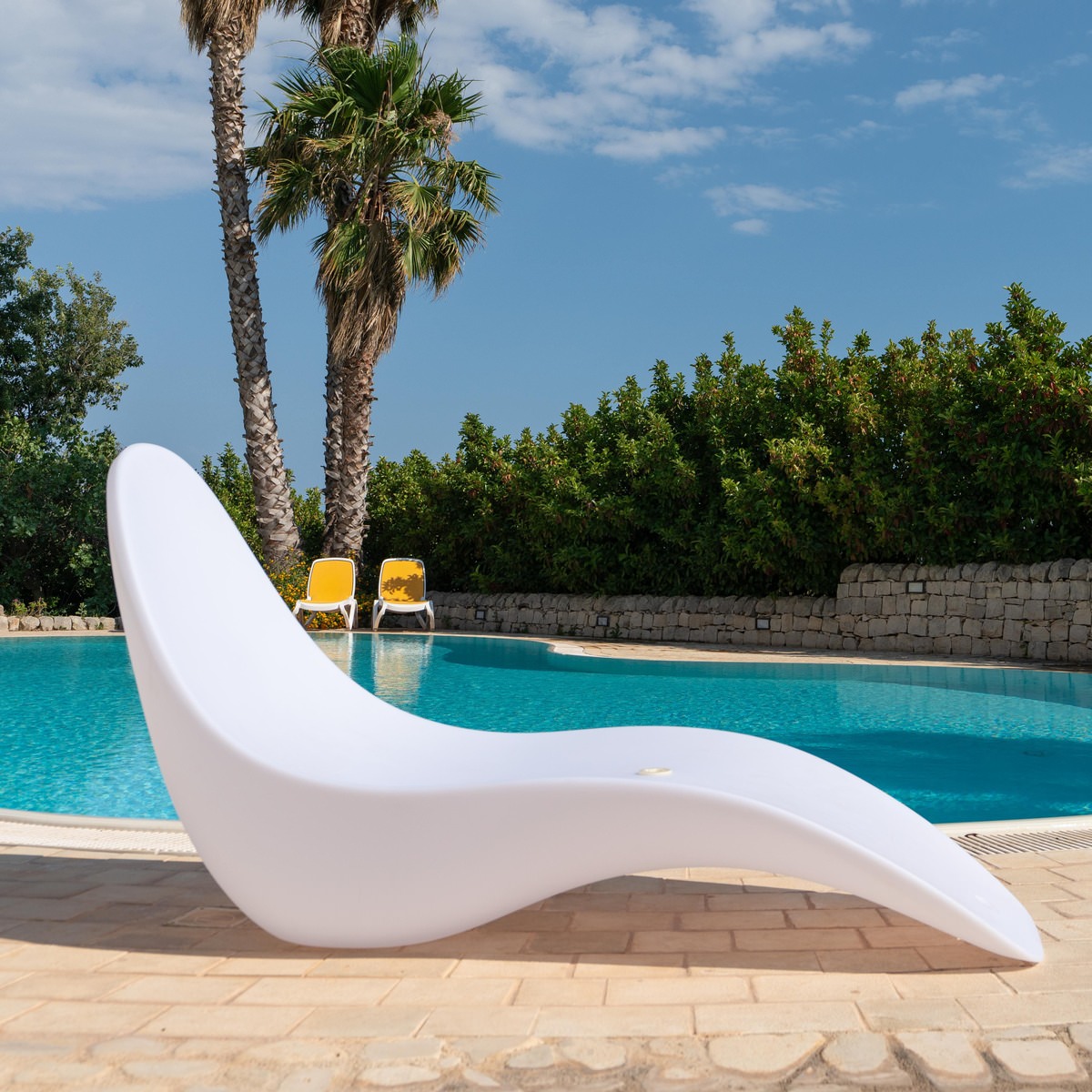 CHAISE-LONGUE-SIRIO-BIANCA-ambientata - SINED | Pool Showers | Garden Chaise Lounge | Electric Fireplaces | Infrared Heaters