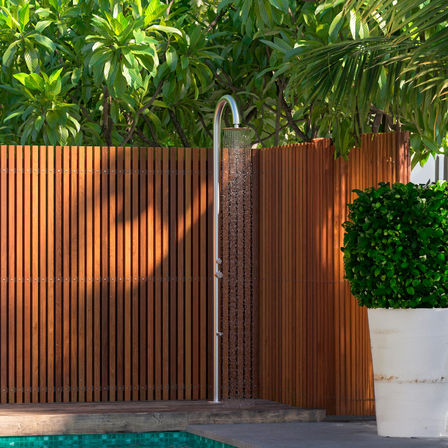 DOCCIA-PALAU-INOX-ambientata - SINED | Pool Showers | Garden Chaise Lounge | Electric Fireplaces | Infrared Heaters