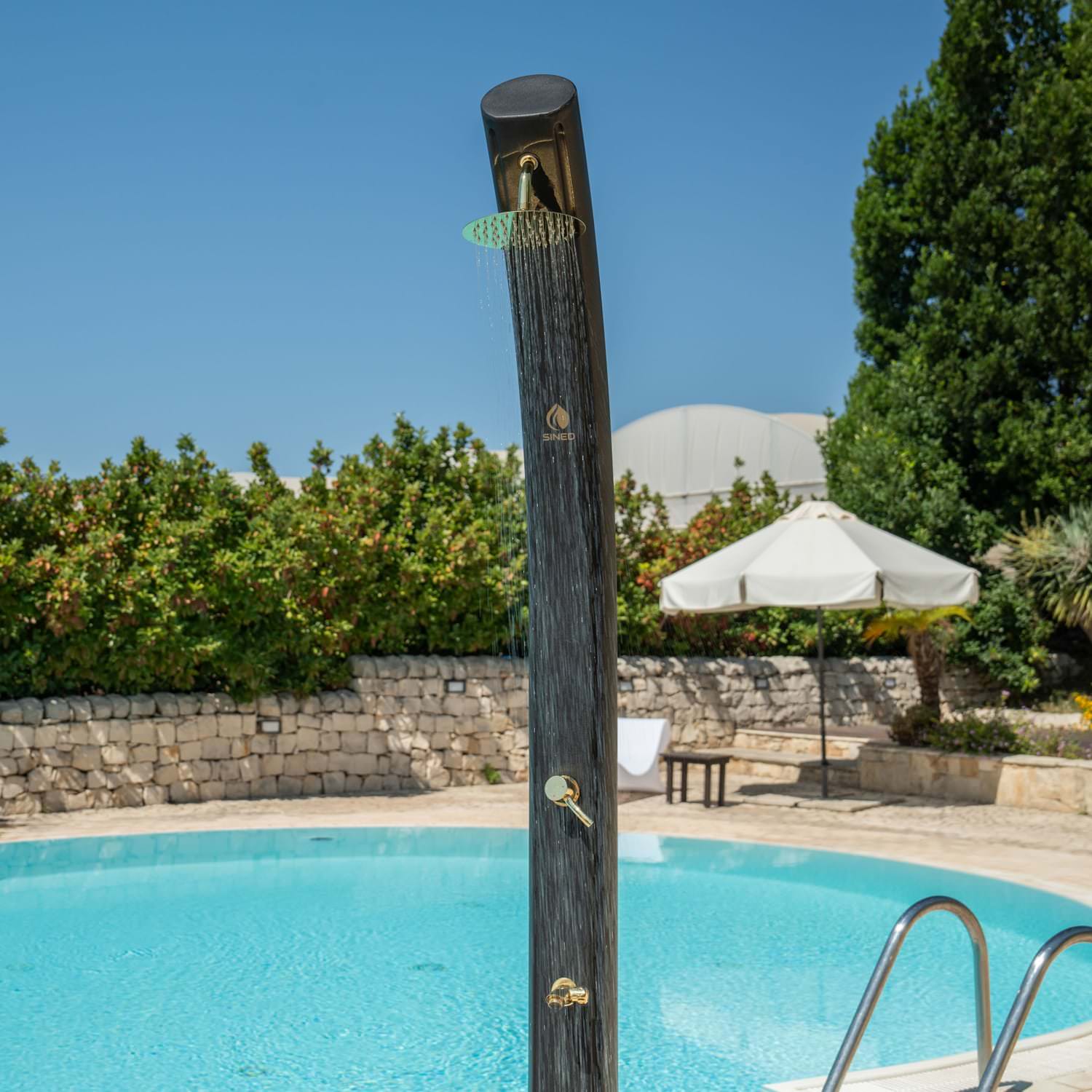 DOCCIA-SOLE-XXL-NERA-ORO-3 - SINED | Pool Showers | Garden Chaise Lounge | Electric Fireplaces | Infrared Heaters