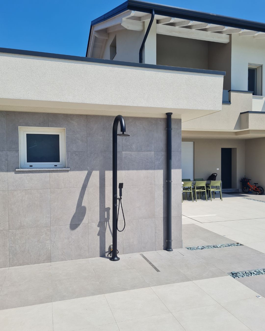 LUNA-ALU-D-NERA-ambientata - SINED | Pool Showers | Garden Chaise Lounge | Electric Fireplaces | Infrared Heaters